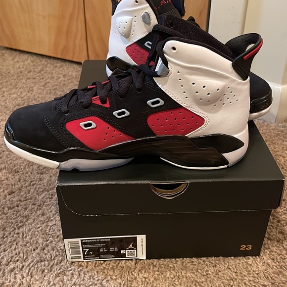 Jordan Retro 6 - Size- 7Y but also can fit like a Women’s size: 9 - Picture 3 of 5